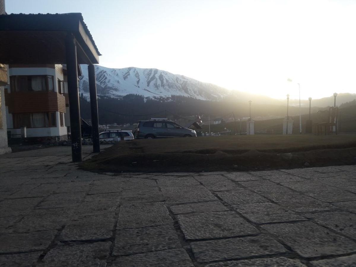 Hotel Gulmarg Inn Esterno foto